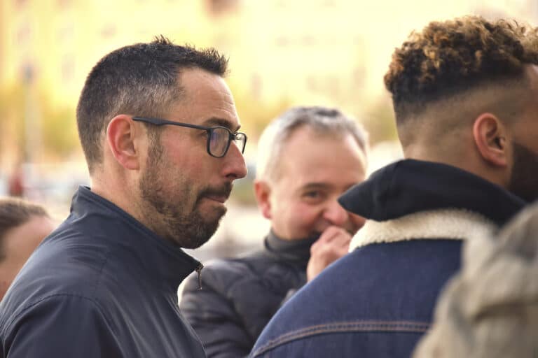 Groupe d’amis pendant un enterrement de vie de garçon en escape game à Paris