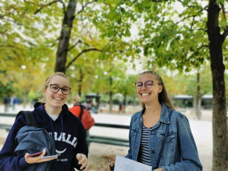 Élèves en sortie scolaire pendant un escape game en extérieur