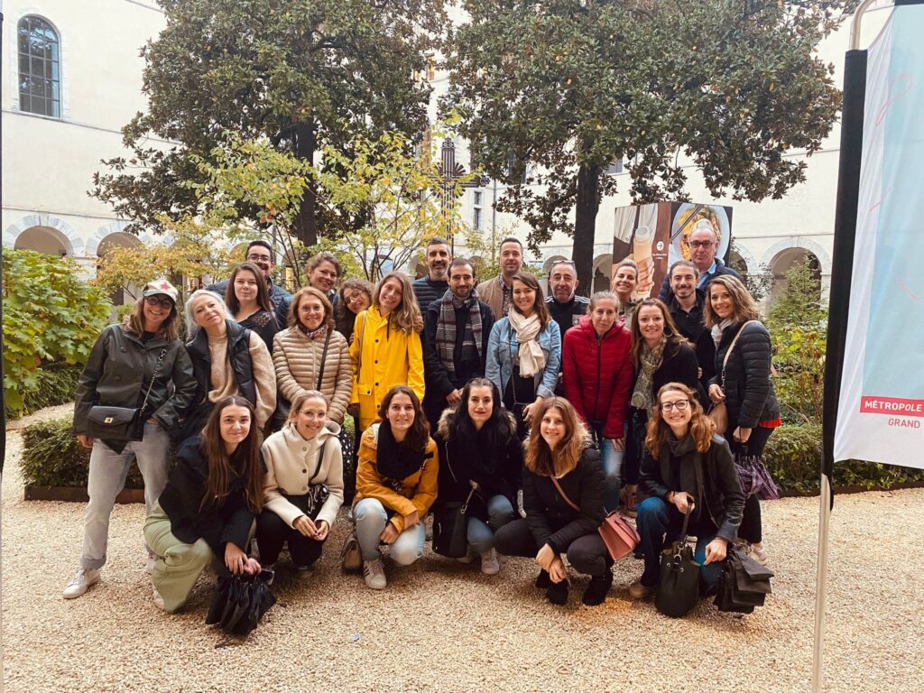 What is an escape game outdoors and how does it differ from a classic escape game in the room?
