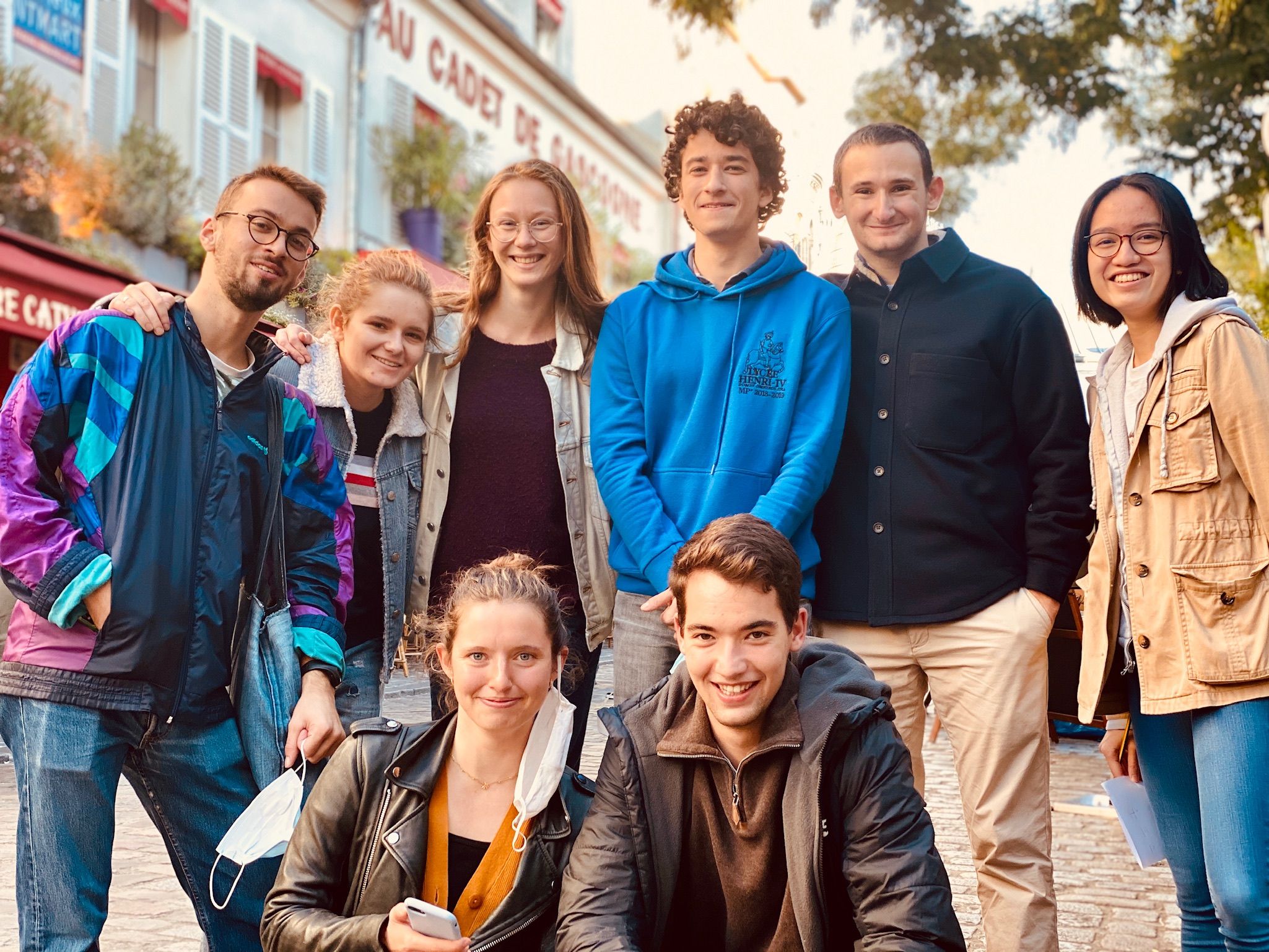 Groupe de jeunes faisant un escape game à Paris