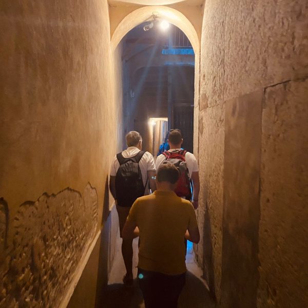 Photos de joueur d'escape game qui traboulent dans le Vieux Lyon.