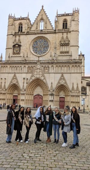 Photo d'un groupe pour un EVJF faisant un escape game au Vieux Lyon devant la cathédrale Saint Jean