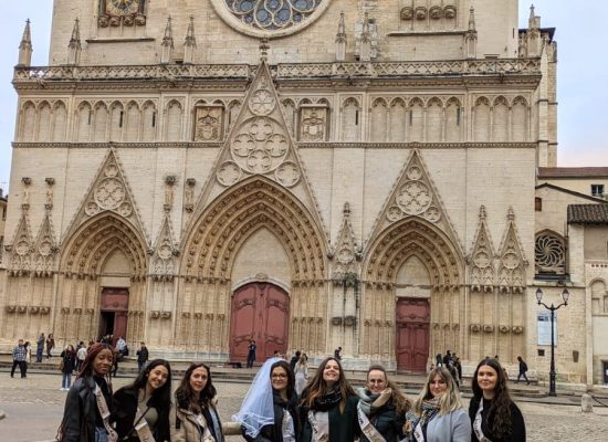 Photo d'un groupe pour un EVJF faisant un escape game au Vieux Lyon devant la cathédrale Saint Jean